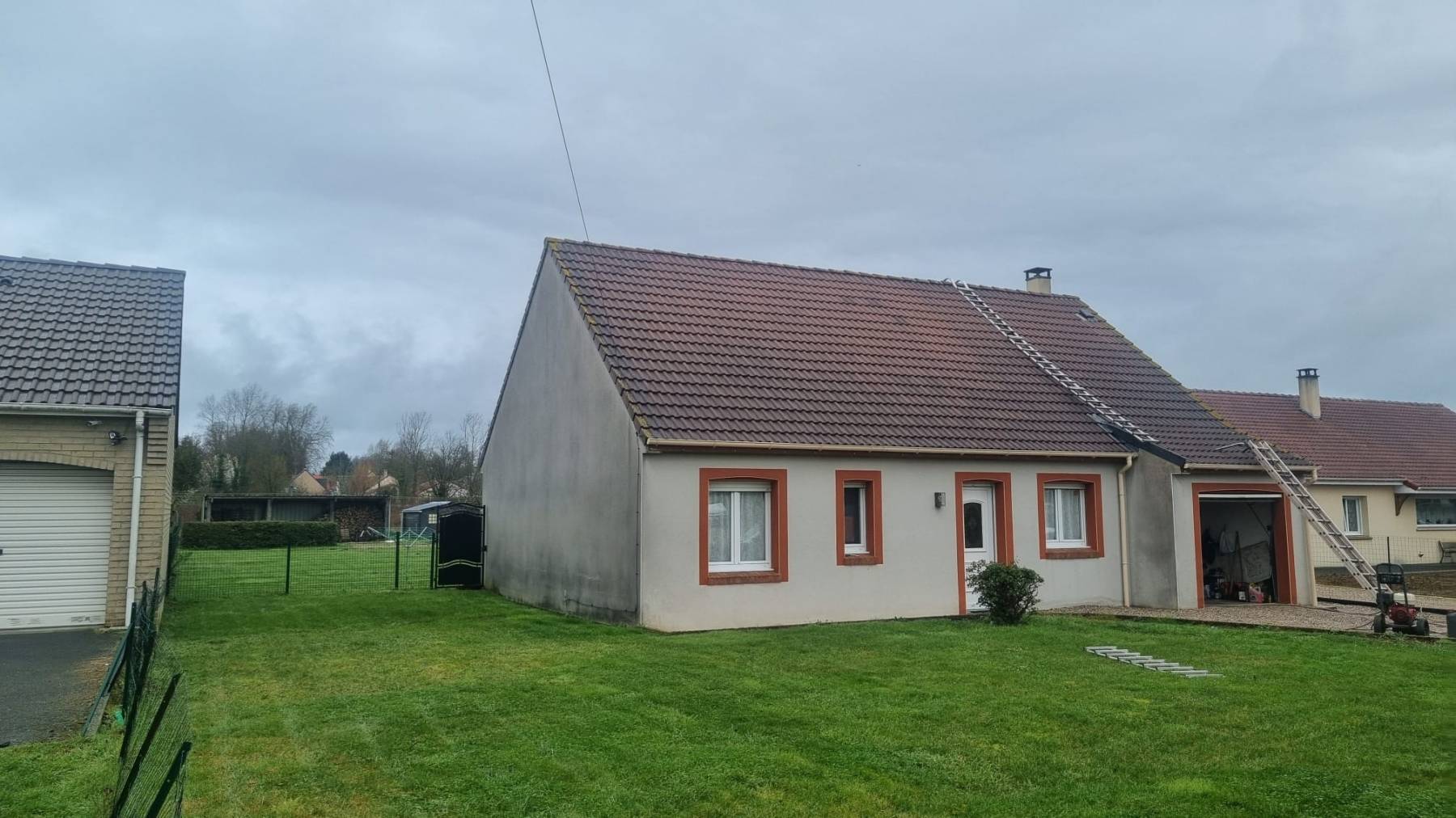 👉 Démoussage, nettoyage toiture, hydrofuge, nettoyage façade et pignon à Aire-sur-la-Lys (62120)